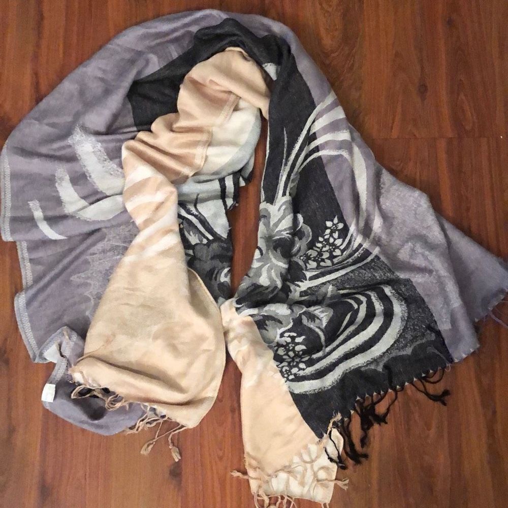 100% Cashmere Neutral tone gray beige scarf wrap￼
